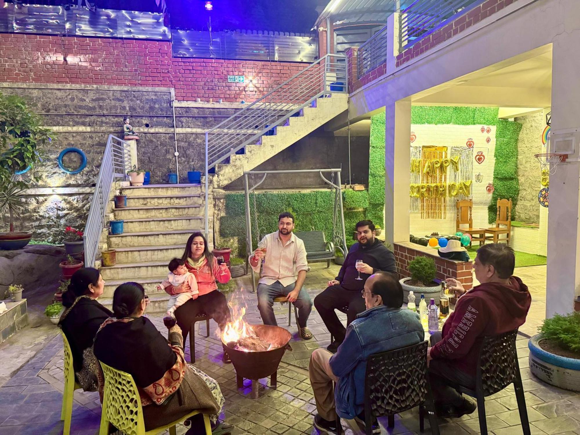 The Auriga 3Bhk Fully Entair Villa With Bonfire In Kasauli I Pvt Stay I Open Air Terrace I Kitchen Livingroom I Lawn Bonfire I Gaming Zone Exterior foto